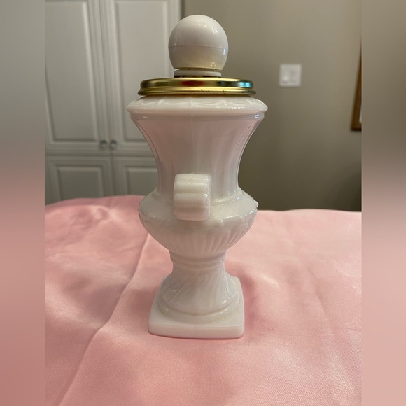 RARE VINTAGE WHITE MILK GLASS PERFUME BOTTLE WITH A SCREW CAP - Picture 5 of 8